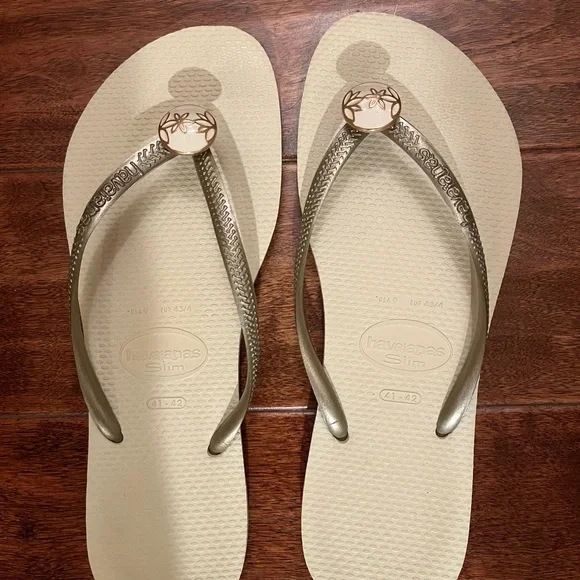 Havaianas Cream and Gold Sandals with Crystal Embellishments - Picture 2 of 4
